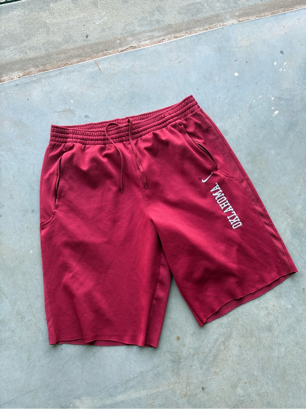 Vintage Nike Oklahoma Sooners baggy red athletic cut shorts Size XL